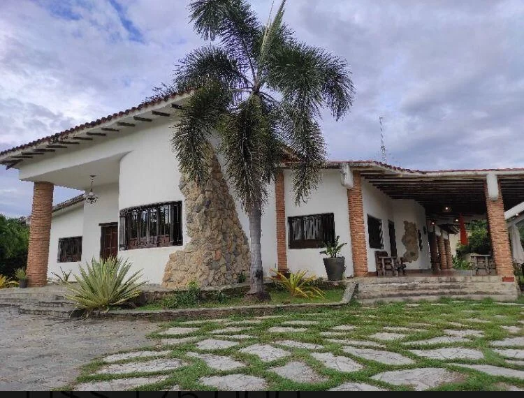 Casa de 5 Habitaciones y 2740 m² en el Safari Country Club en Valencia, Venezuela