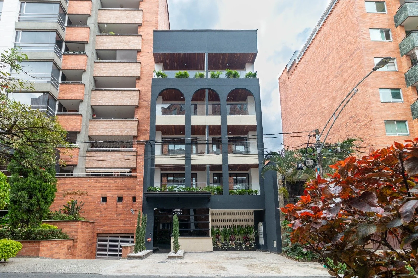 Edificio de 6 pisos con terraza en venta Medellín Laureles Santa Teresita en Medellin, Antioquia, Colombia