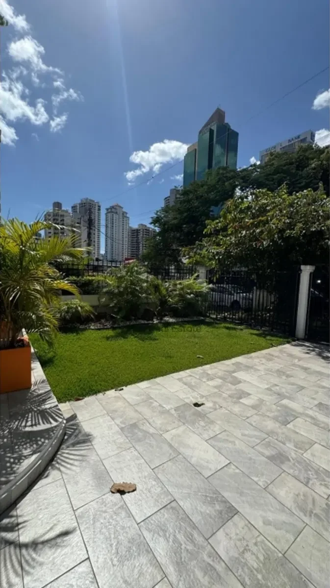 Venta de Casa en Obarrio - Piscina - 441 Terreno - Renovada - DG en Ciudad de Panamá, Panamá