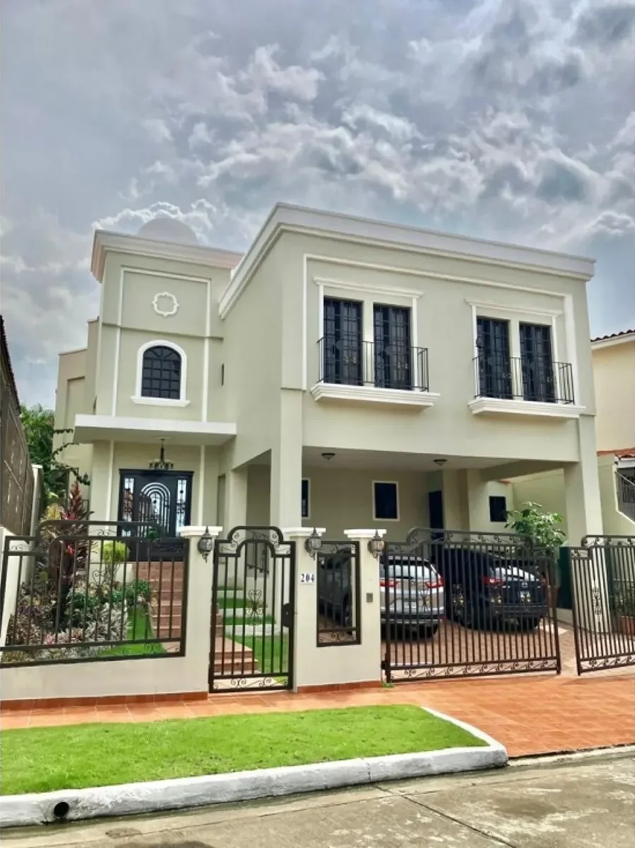Residencia en Altos de Panamá/ Amplia Casa con 5 Recámaras y Den -D.G. en San Miguelito, Panamá