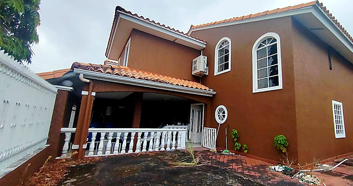 VENDO casa con piscina en fuente del fresno en Ciudad de Panamá, Panamá