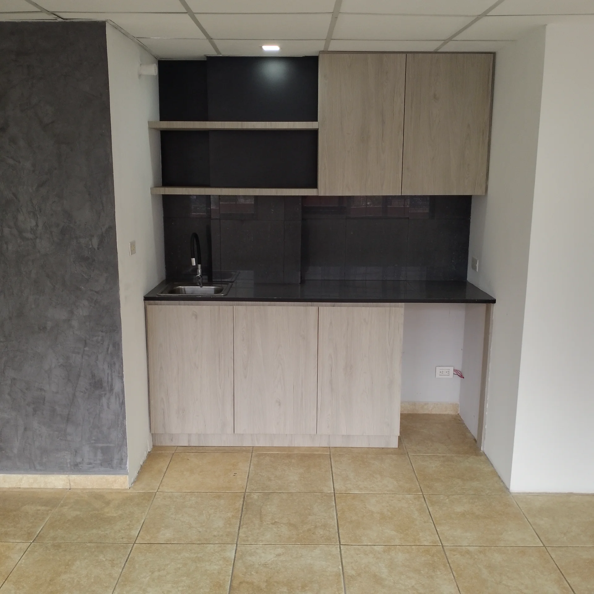 Oficina de 2 Habitaciones y 120 m² en Calle El Carmen Los Dos Caminos en Caracas, Venezuela