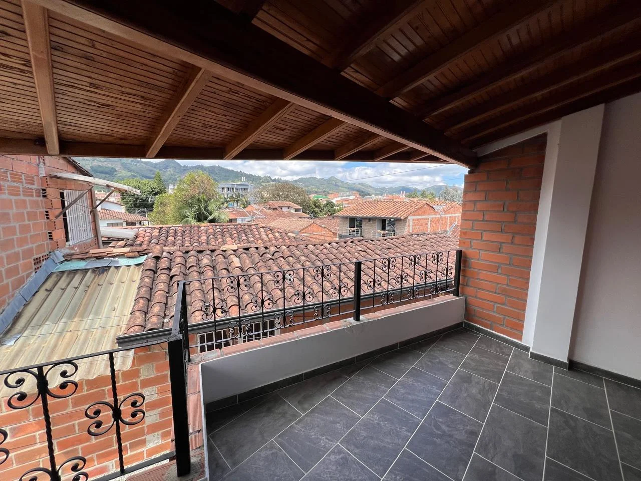 Se vende casa en la ceja amplia en La Ceja, Colombia