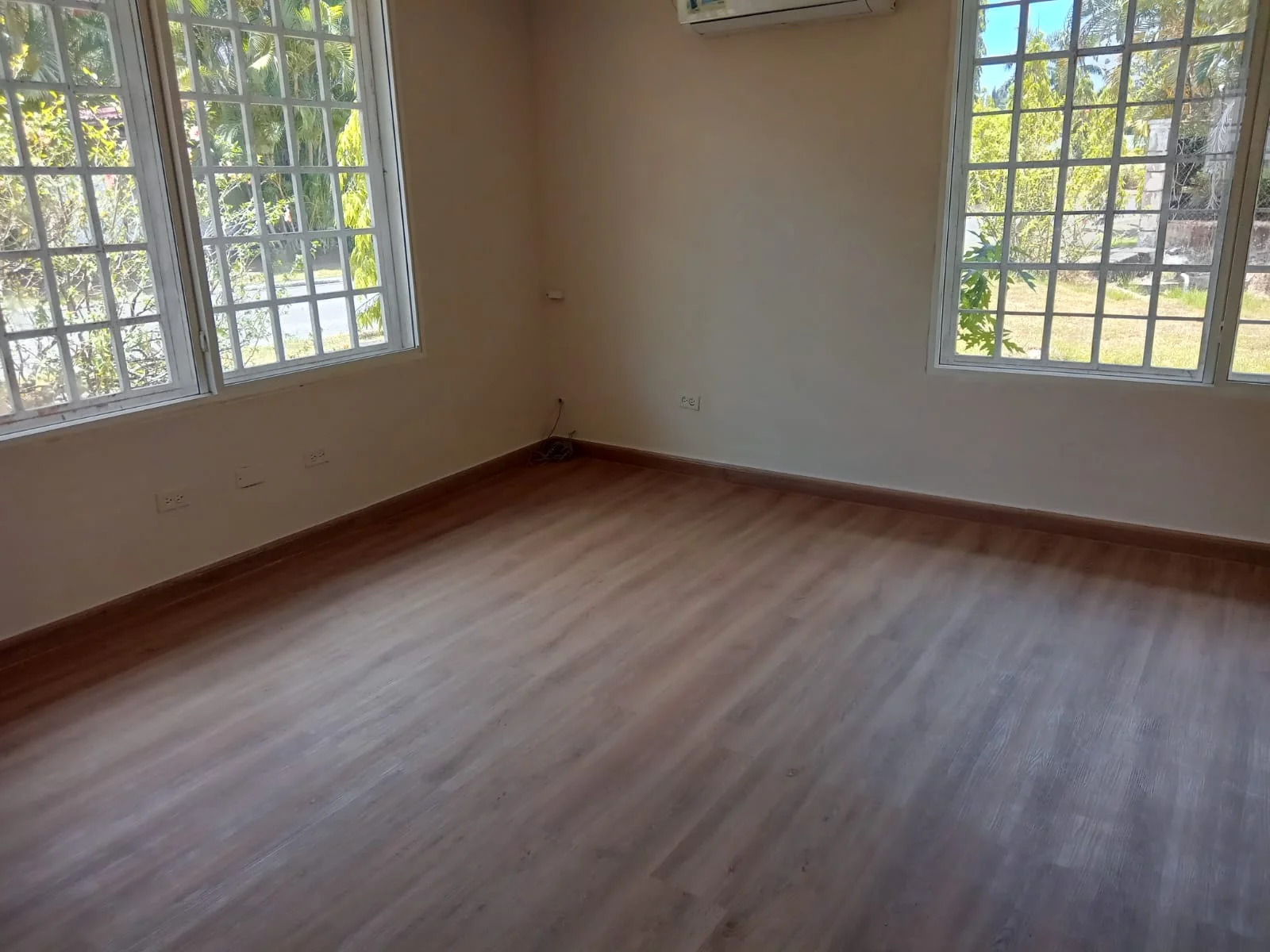 Casa en Curundú · 4 Hab y 3 Baños en Ciudad de Panamá, Llanos de Curundú, Panamá