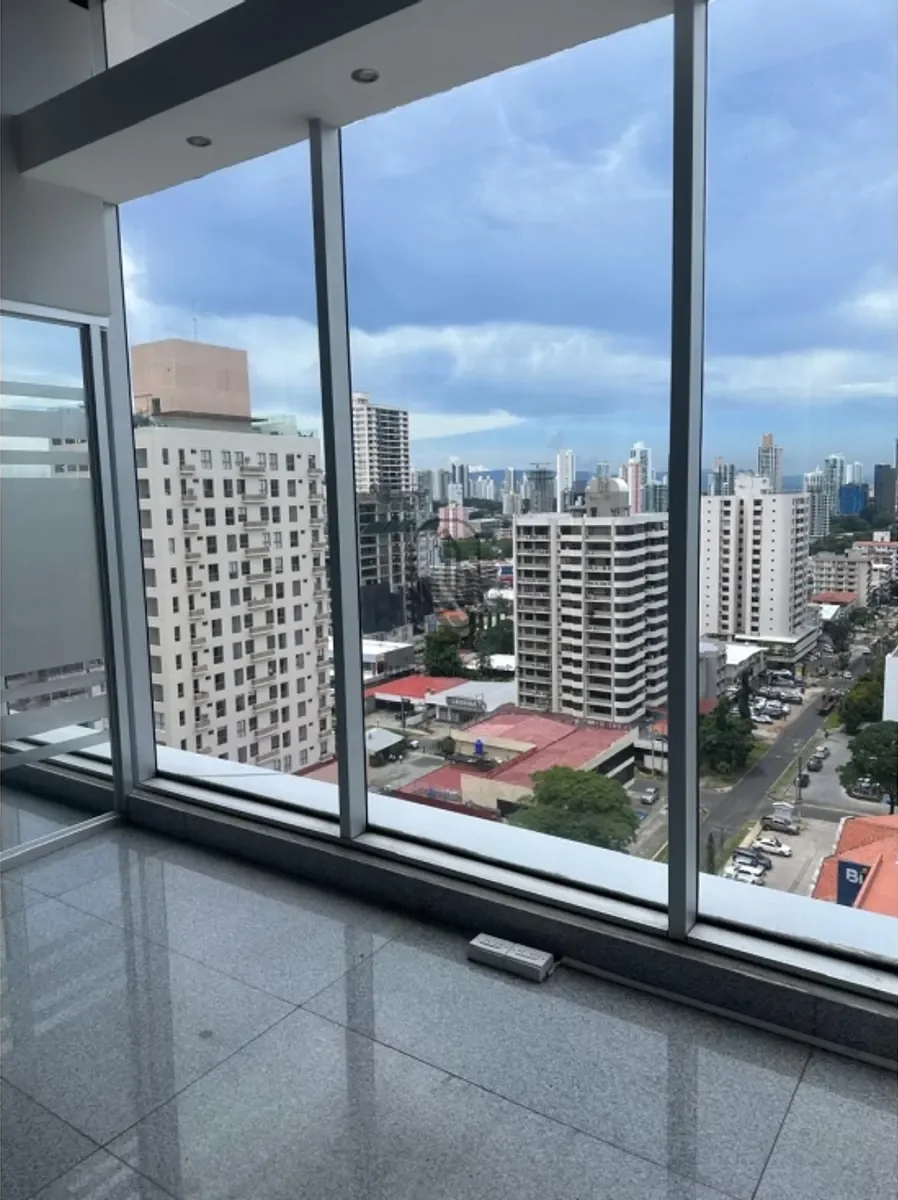 OFICINA EN ALQUILER – 3 ESPACIOS + ÁREA ABIERTA, 2 BAÑOS Y 2PK | CA en Ciudad de Panamá, Panamá