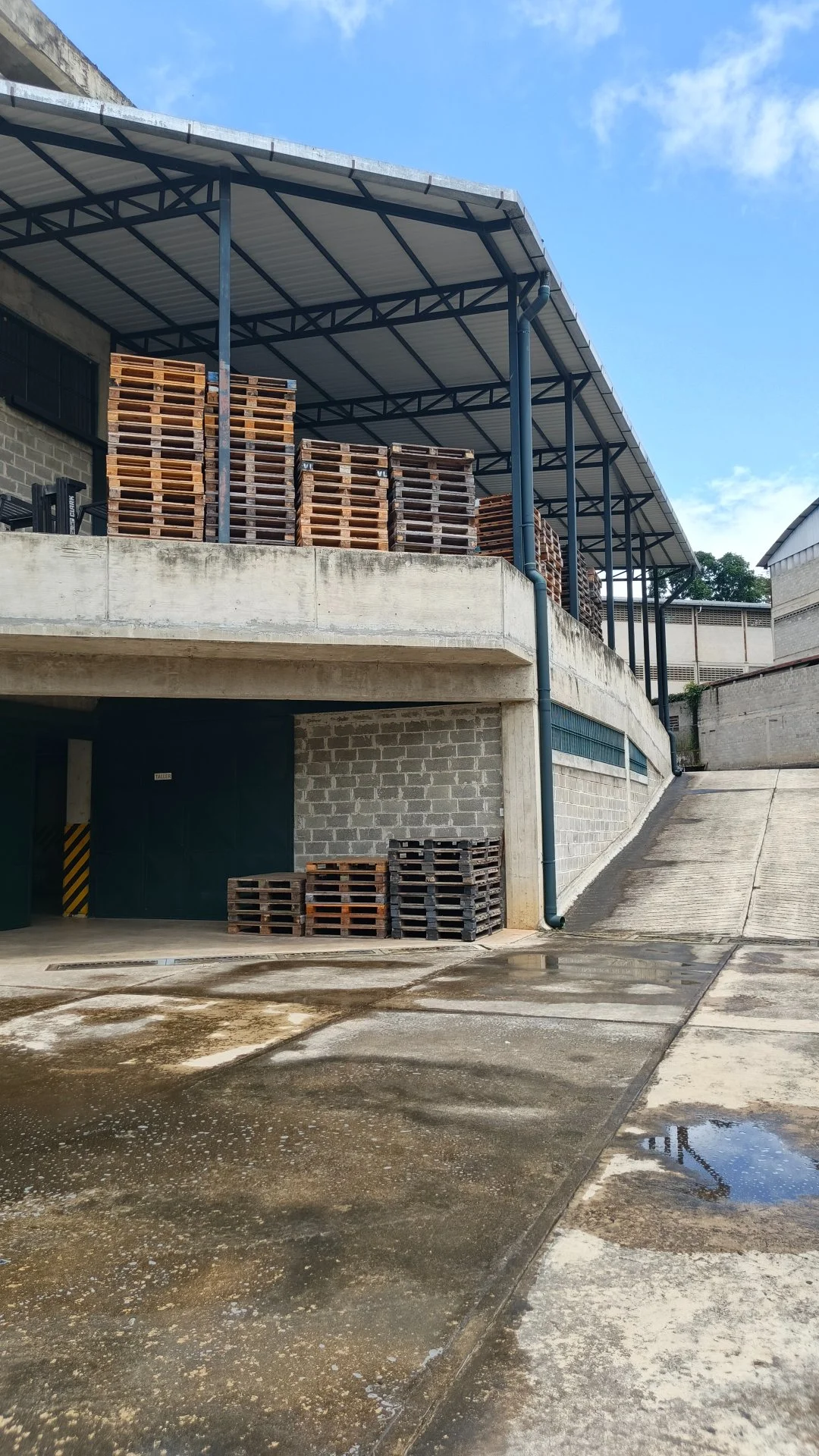 Edificio Industrial con fondo de Comercio en Venta, ubicado en Zona industrial de Carrizal en Carrizal, Venezuela